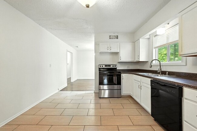 Building Photo - NEW LISTING! 3 BED/2 BATH HOUSE!