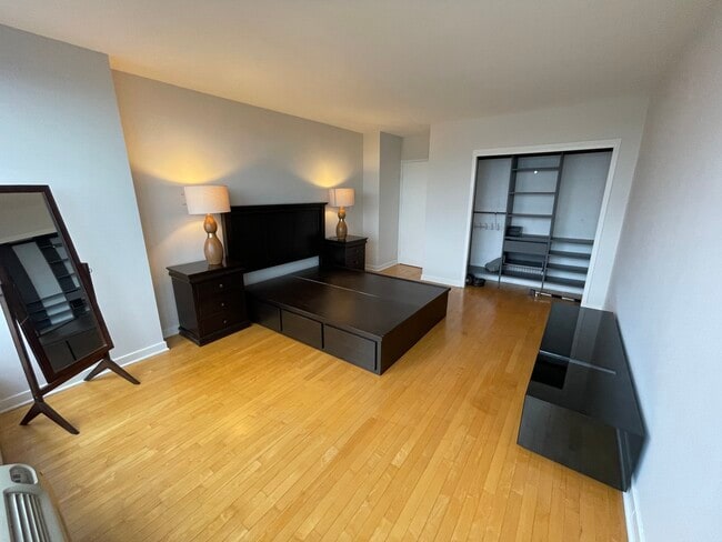 Building Photo - 3900 N Lake Shore Dr