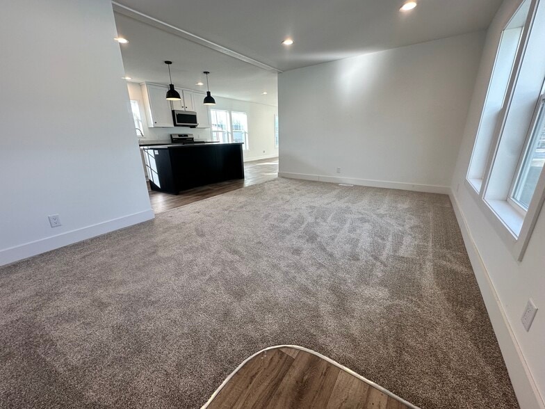 Building Photo - 29 Cavalier St N