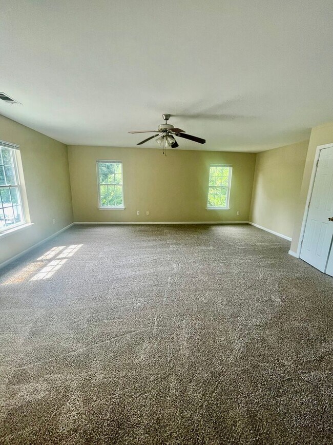 Building Photo - MallardCreek6713 is a spacious 4-bedroom, 2.5-bath home in Charlotte, NC