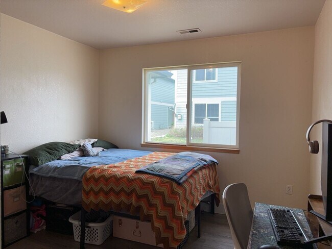 Building Photo - STUDENTS WELCOME! 3 Bed, 2 Bath Duplex in West Fort Collins close to Foothills