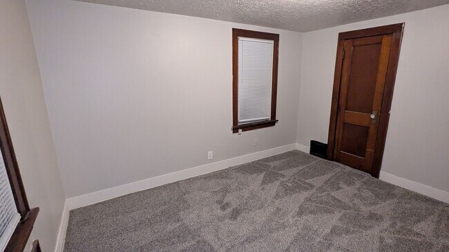 Building Photo - Charming 3-bedroom, 1-bathroom home located in the vibrant city of Akron