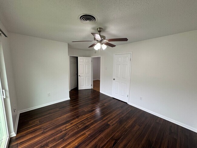 Building Photo - 6467 Park Manor Dr