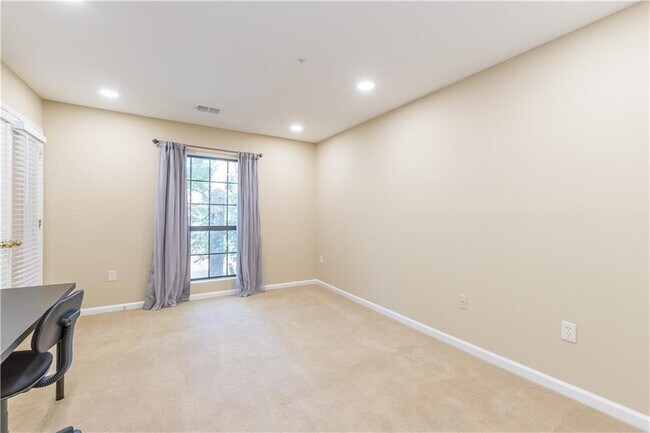 Building Photo - 28106 Plantation Dr NE