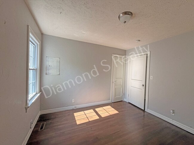 Building Photo - Cute 2 Bedroom Home close to Bass Pro, WOW Museum, restaurants, & Shopping!
