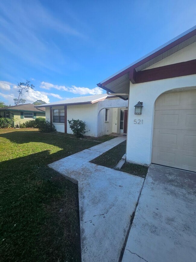 Building Photo - Port Charlotte home