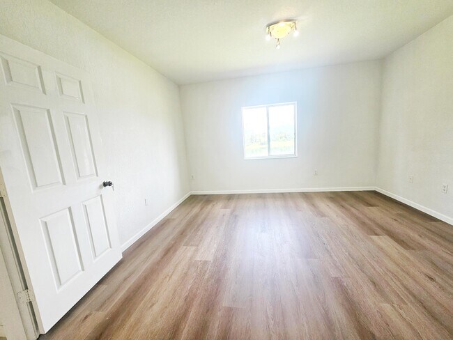 Building Photo - 1157 Golden Lakes Blvd