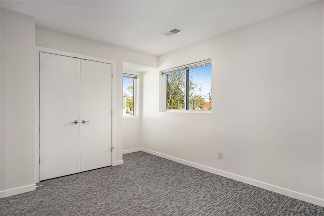 Building Photo - 153 Seward Ave NW