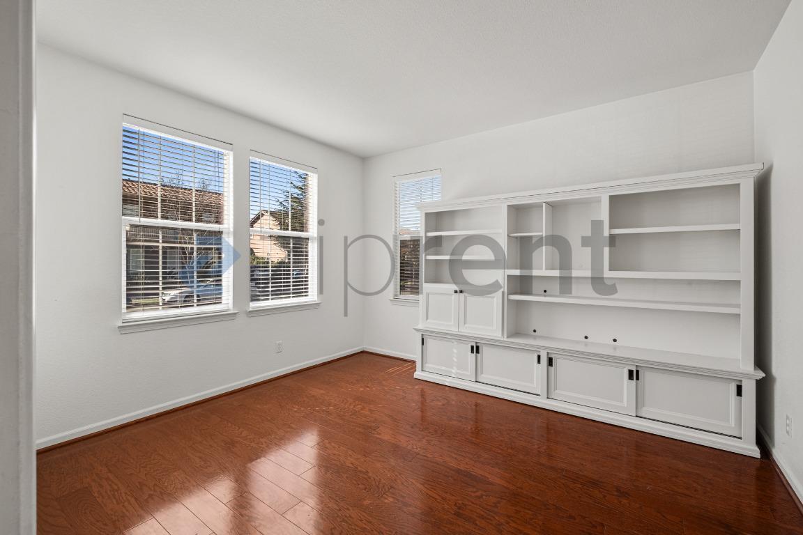 Building Photo - 581 Kirkland Ave