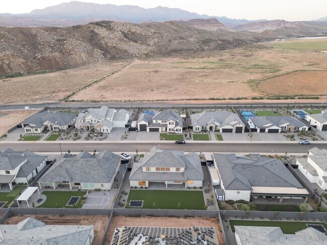 Building Photo - 6 bed / 4 bath / 3 car garage custom home in Pecan Valley