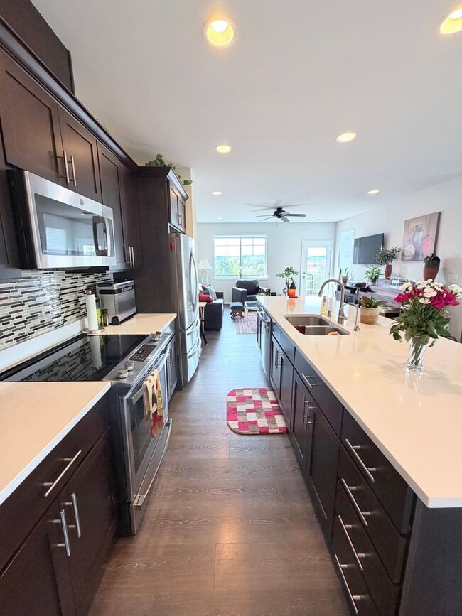Building Photo - Hilltop Luxury Townhome with Stunning Valley Sunset Views