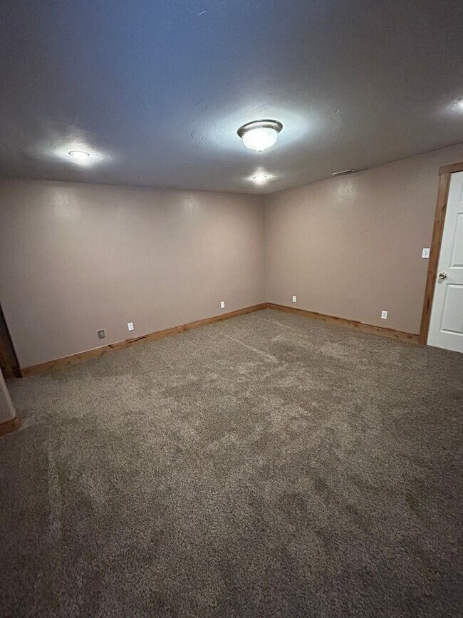 Building Photo - 5 Bedroom 3 Bathroom House in Heber, Utah