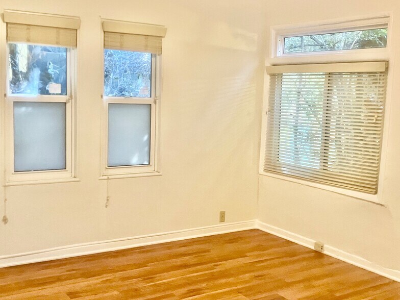 Front bedroom - 430 S Oakhurst Dr