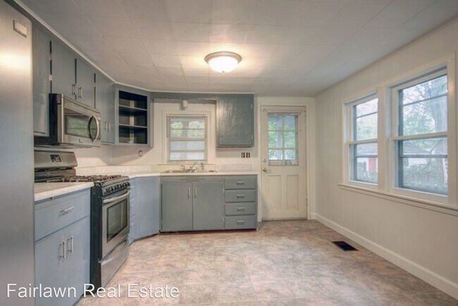 Building Photo - 3 br, 1 bath House - 302 South Grove St.