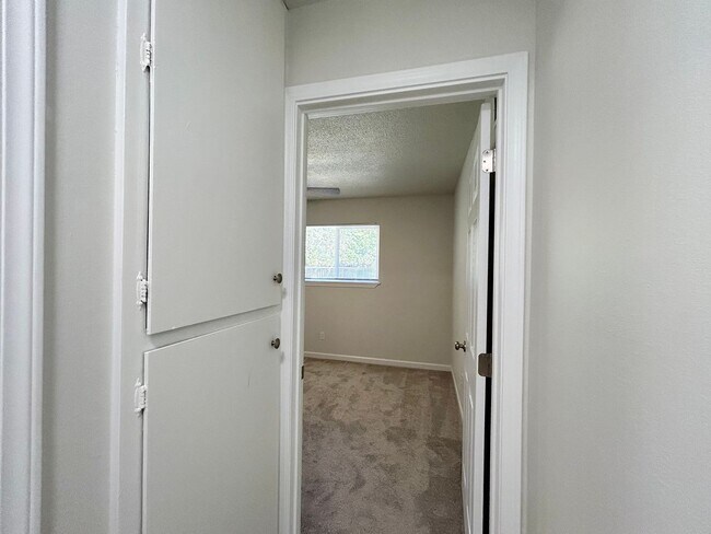 Building Photo - Freshly Updated 3 Bedroom Home with Garage, Fenced Yard & Covered Patio!