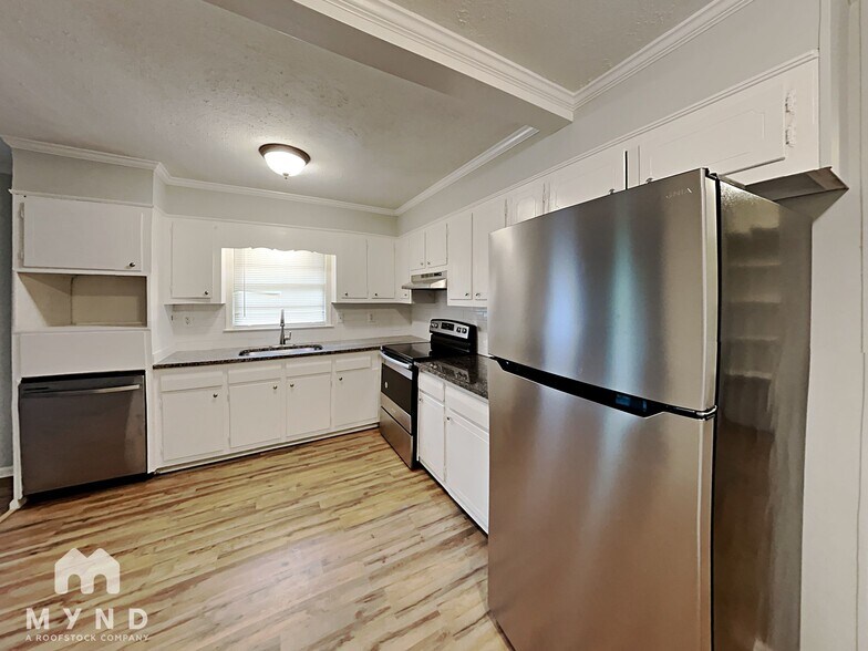 Building Photo - 152 Robin Hood Dr