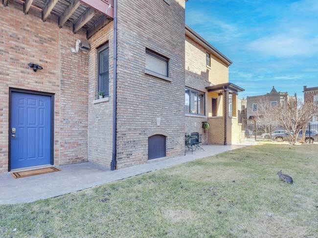 Building Photo - 2112 N Sawyer Ave