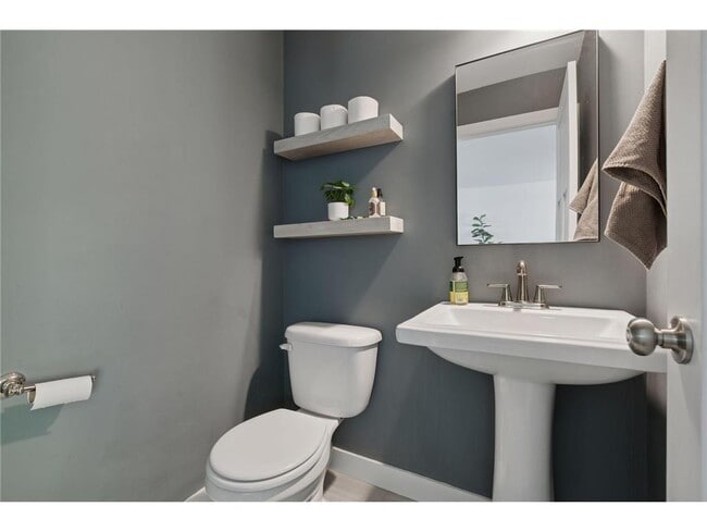 Building Photo - 2084 Reaney Ave E