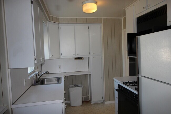 Building Photo - 14383 Mercedes