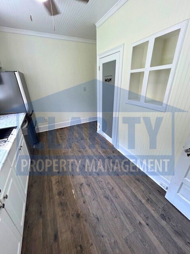 Building Photo - Two bedroom home in historic downtown Clev...