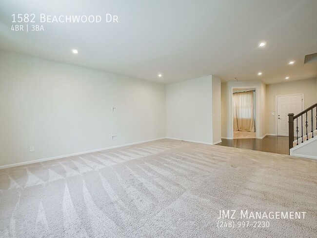 Building Photo - 1582 Beachwood Dr
