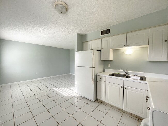 Building Photo - 3325 Arpt Rd S