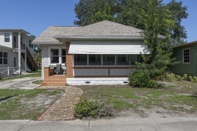 Building Photo - FLEXIBLE LEASE OPTIONS. CHARMING RENOVATED TWO BEDROOM TWO BATHROOM BUNGALOW JUST MINUTES TO DOWN...