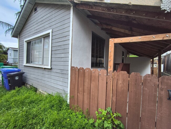 Building Photo - 2Bed/1Bath Single Family Home Located In Private Area Near East 14th St. San Leandro, Ca.