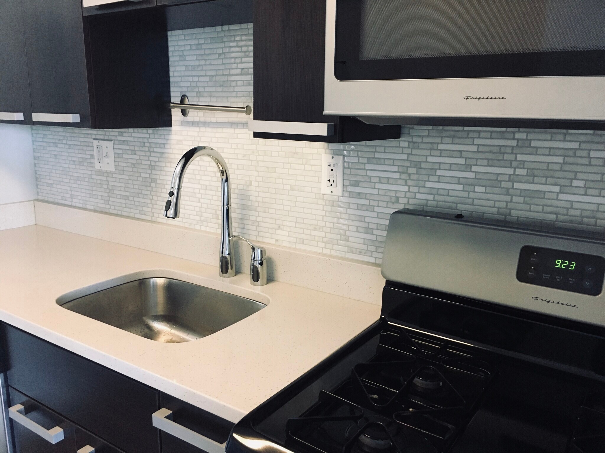 Kitchen with backsplash - 1101 3rd St SW