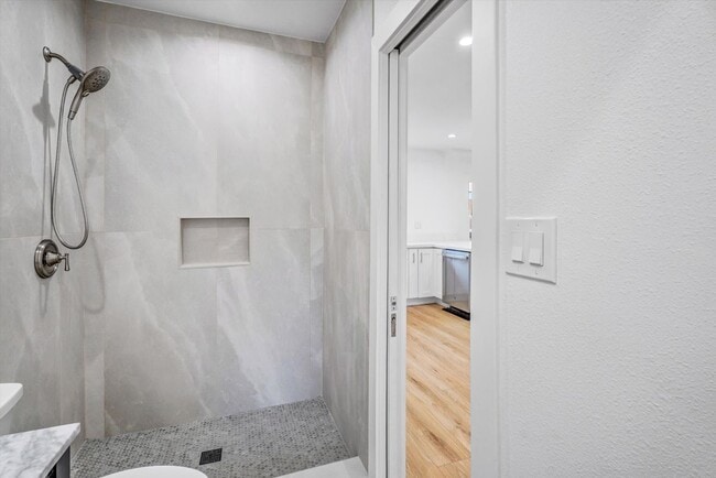 Building Photo - 1413 E 76th Pl