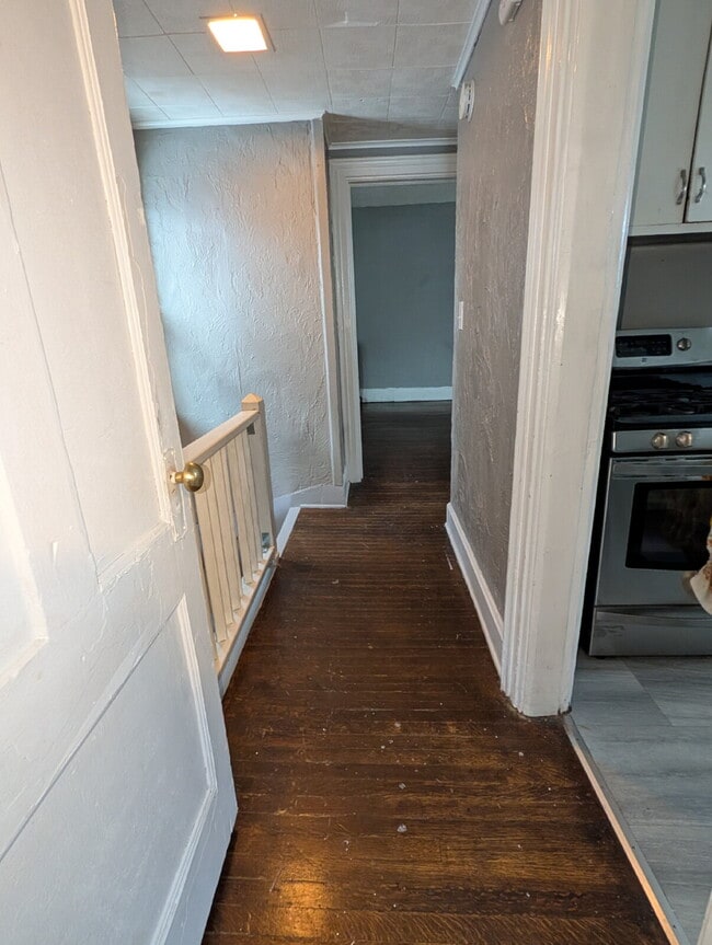 Building Photo - Multi Unit building Upper Rear Unit