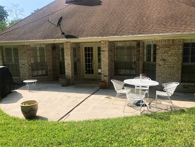 Building Photo - 135 Lakeside Dr