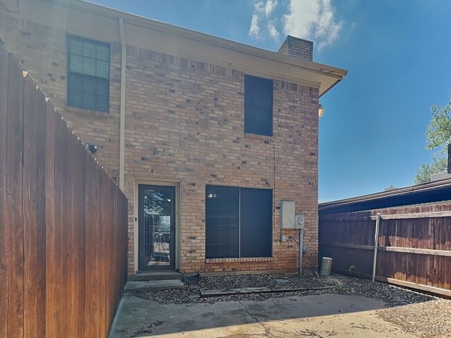Building Photo - Stylish Candleridge Townhome with Private Patio, HOA Lawn Care & Appliances Included!