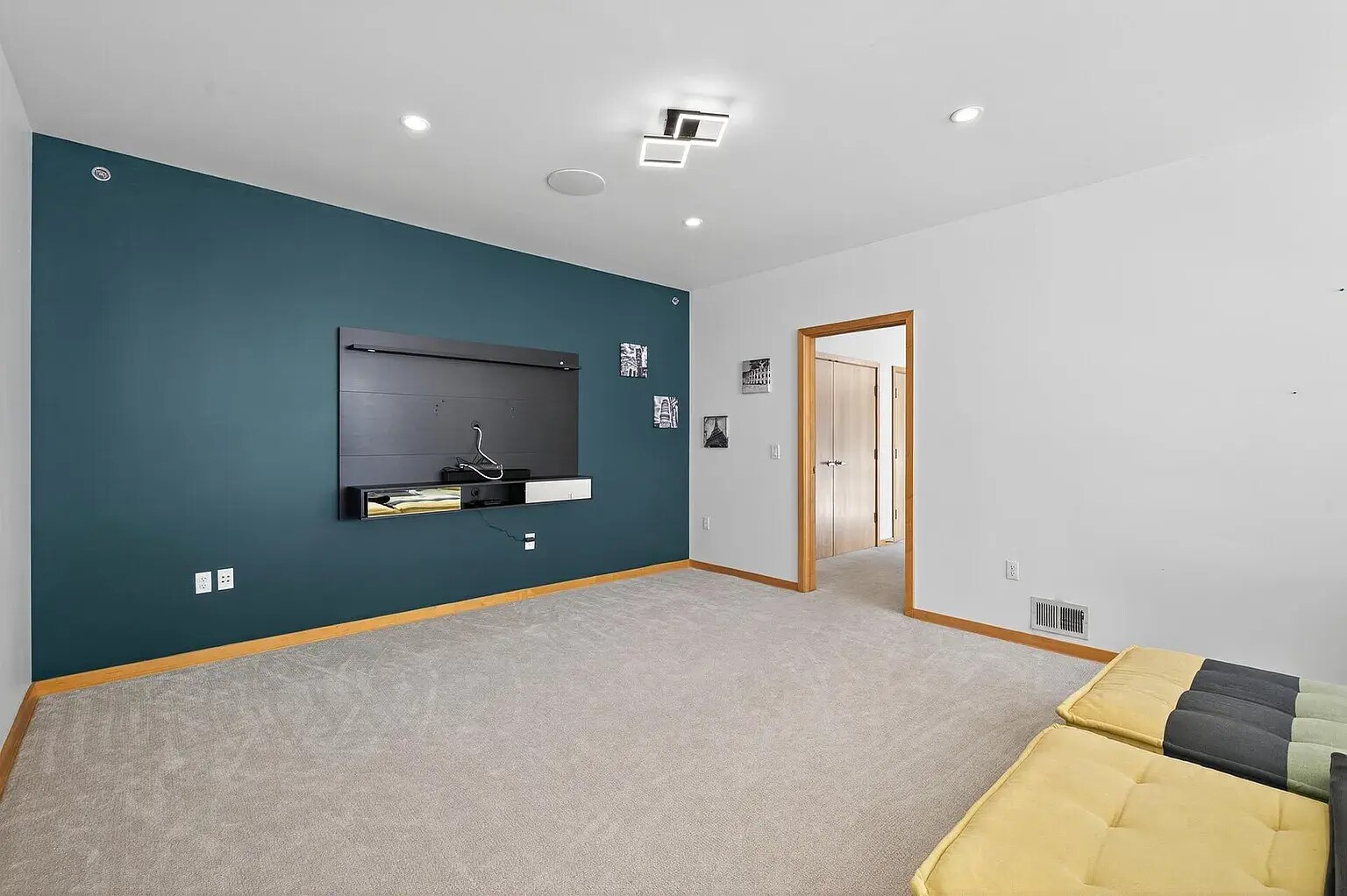 Building Photo - 3104 W Lake St