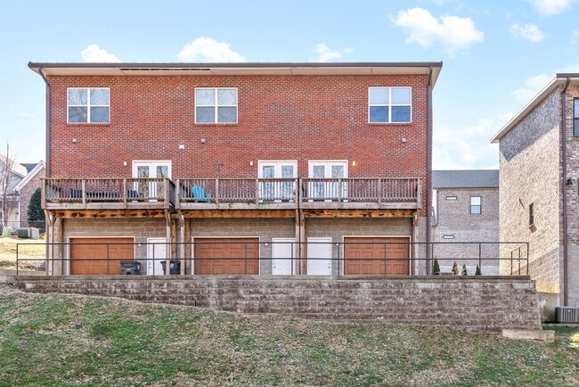 Building Photo - Large 2 Bedroom Condo For Rent Near Downtown Clarksville!