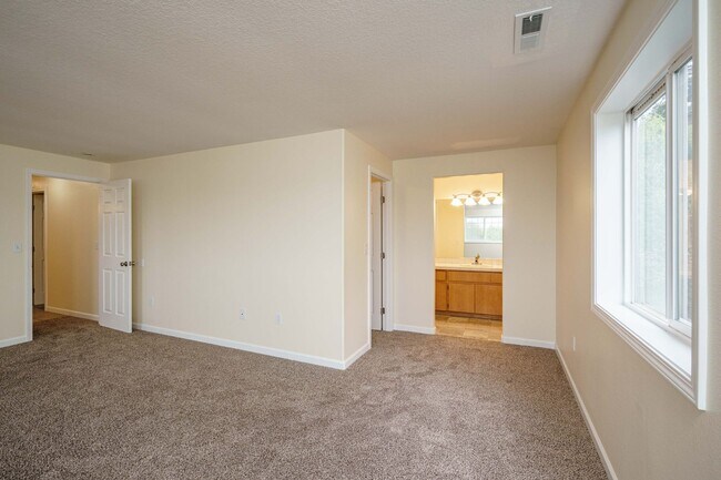 Building Photo - 4 Bedroom 2.5 Bath with Fenced Backyard in Camas School District