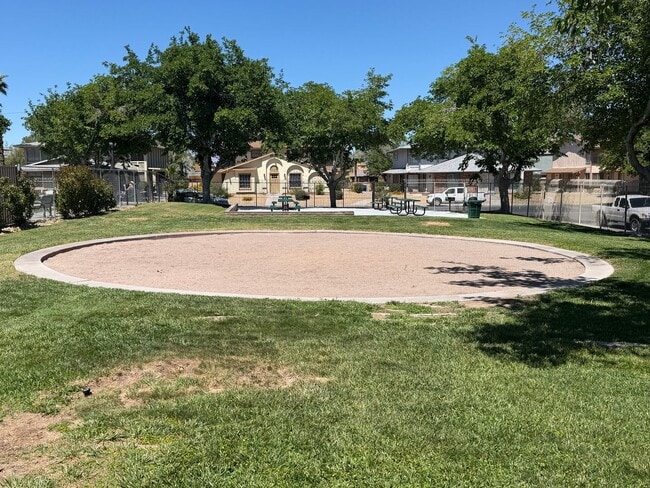 Building Photo - Beautiful home look, 4-plex, across from UNLV