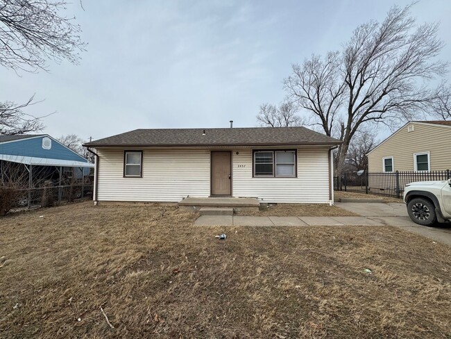 Primary Photo - $950 - 3 bed 1 bath - Single Family Home