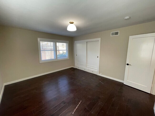 Building Photo - 1711 Cedar St