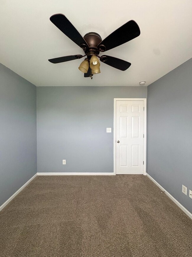 Building Photo - Spacious 3 Bed 2.5 Bath Home with Fenced Backyard