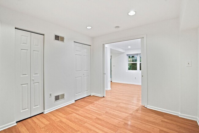 Building Photo - Wonderful Woodley 1 Bedroom with Parking