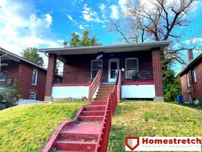 Building Photo - This cozy home offers two spacious bedroom...