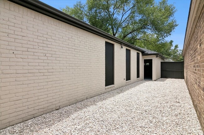 Building Photo - 4360 Thomas Ln