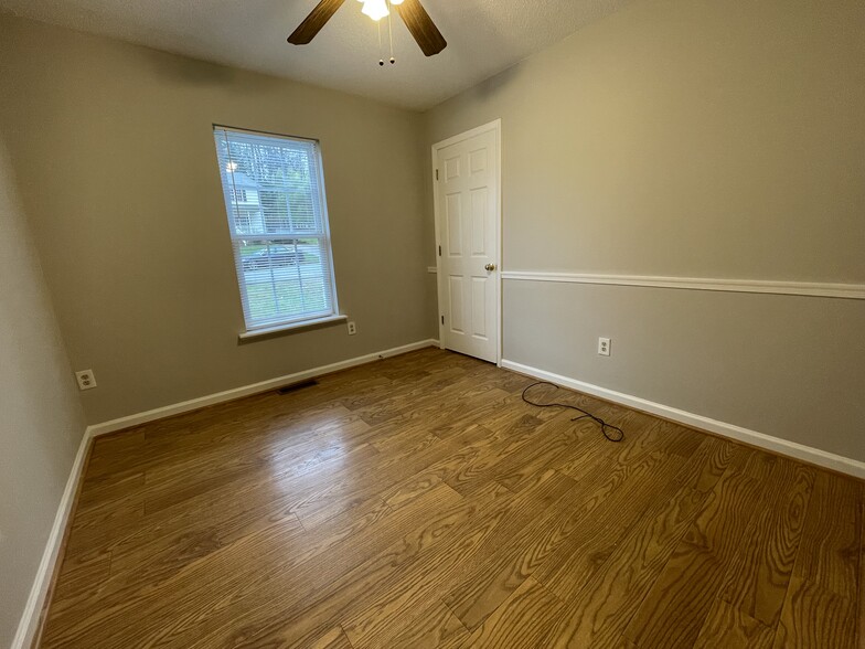 Bedroom 3 has a ceiling fan, added molding, & overlooks the front yard - 4684 Coltsfoot Rd