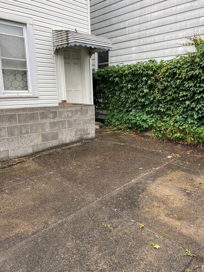 Building Photo - 1926 E 123rd St