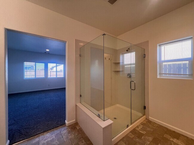 Building Photo - Luxurious 4 bedroom 3 bath family home in ...