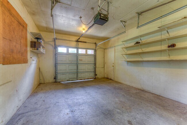 Building Photo - 4 bed/2 bath