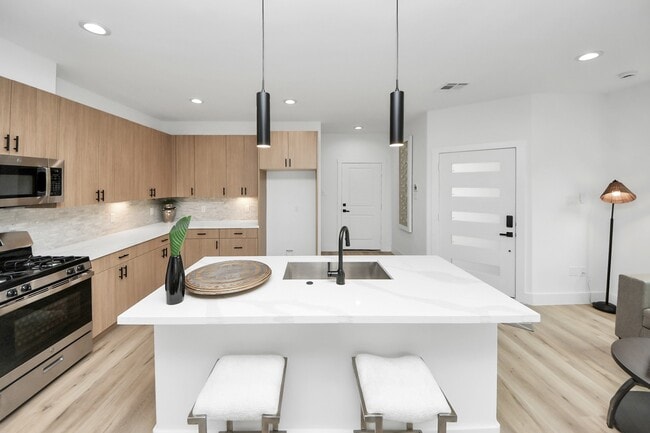 Building Photo - 9028 Scott St