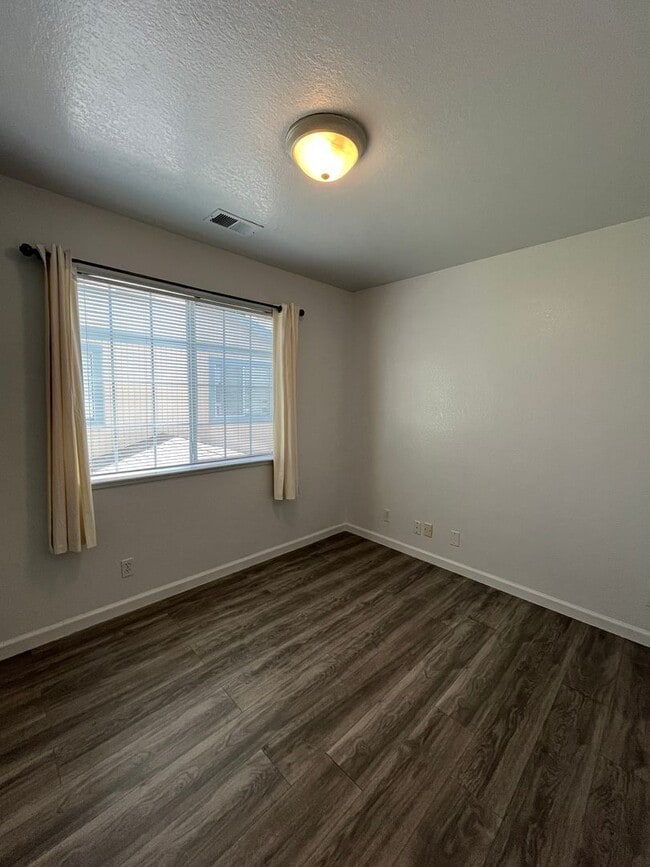 Building Photo - Available Now! Move-In Ready