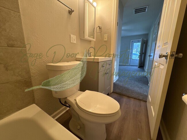 Building Photo - UPSTAIRS LOFT SPACE!!!